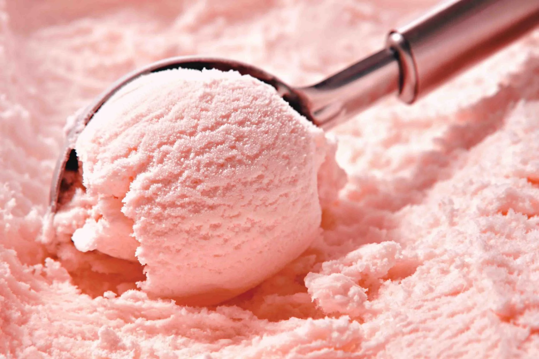 Eis- und Sorbetkugeln, isoliert auf weißem Hintergrund