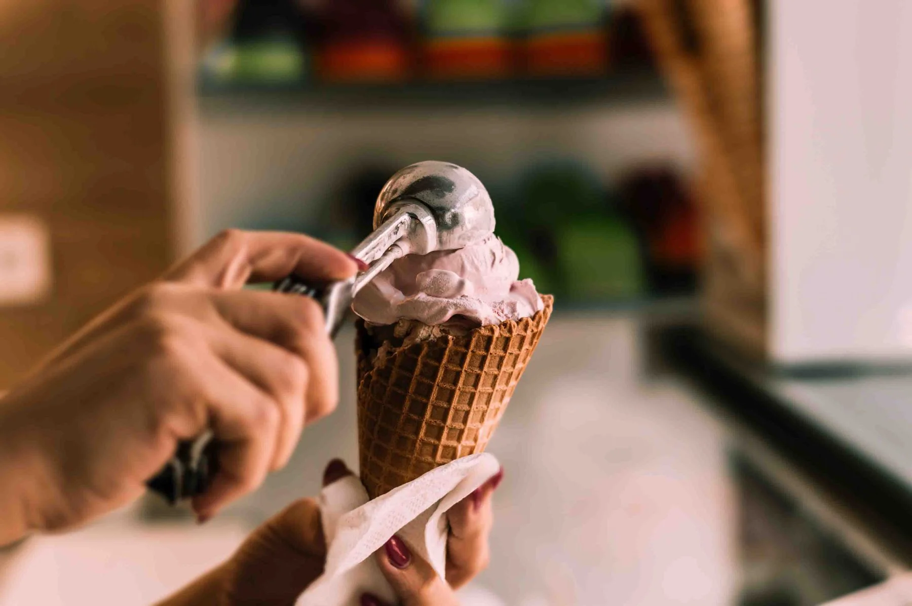 Eis in die Waffel füllen, Sommerkonzept