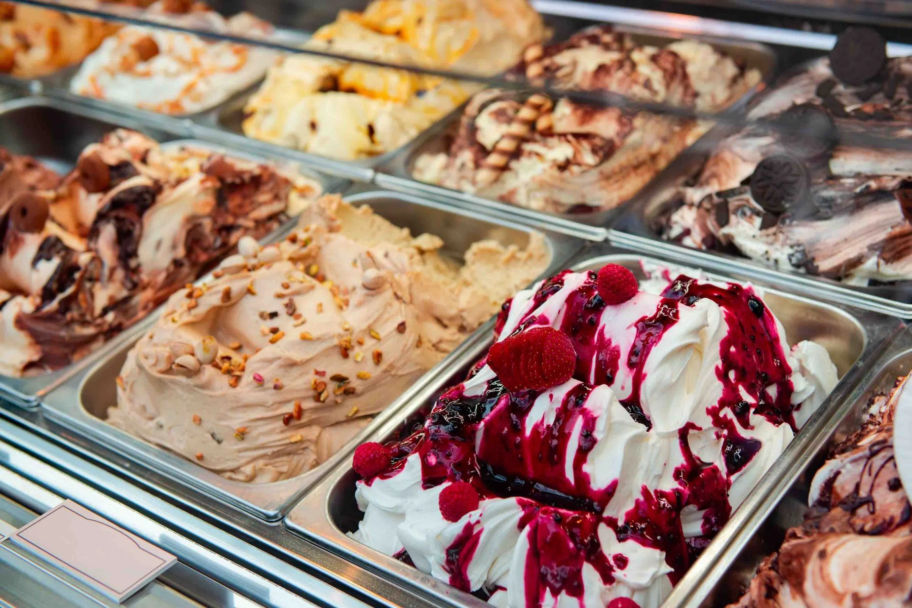 Eis in Rom, Italien. Italienische Gelateria. Eiscafé, Schaufenster mit Süßigkeiten.