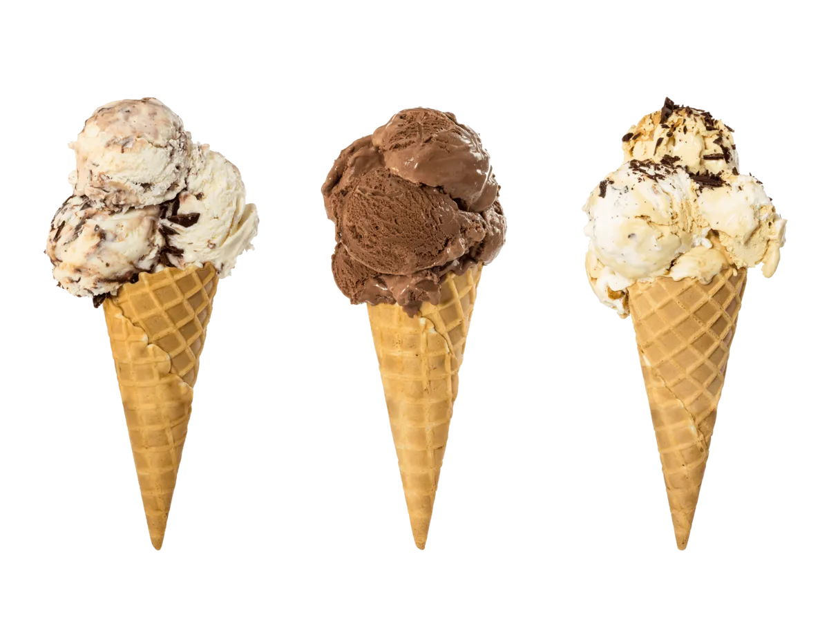 Set aus drei Eiscremes in Waffelkegel isoliert auf weiß